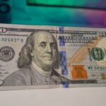 Abstrakte Darstellung von Datenströmen, die die Finanzierung von KI-Startups symbolisieren.