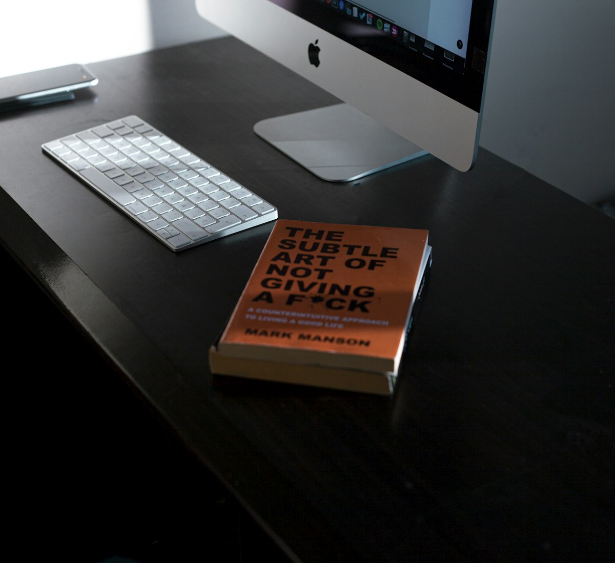 Stapel Business-Buecher auf einem Schreibtisch fuer Gruender und Unternehmer