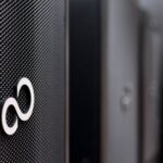 Serverschrank mit dicht verlegten Netzwerkkabeln und beschrifteten Anschlüssen in einem Technikraum