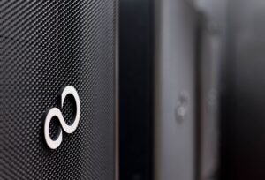Serverschrank mit dicht verlegten Netzwerkkabeln und beschrifteten Anschlüssen in einem Technikraum