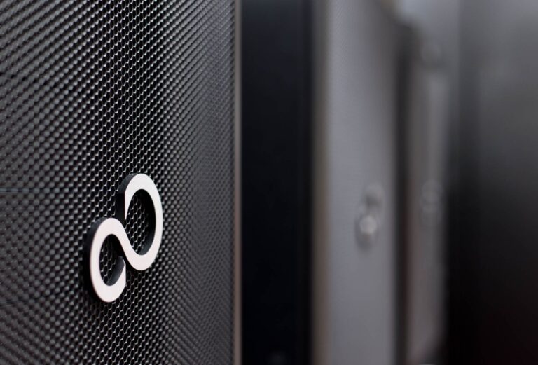 Serverschrank mit dicht verlegten Netzwerkkabeln und beschrifteten Anschlüssen in einem Technikraum