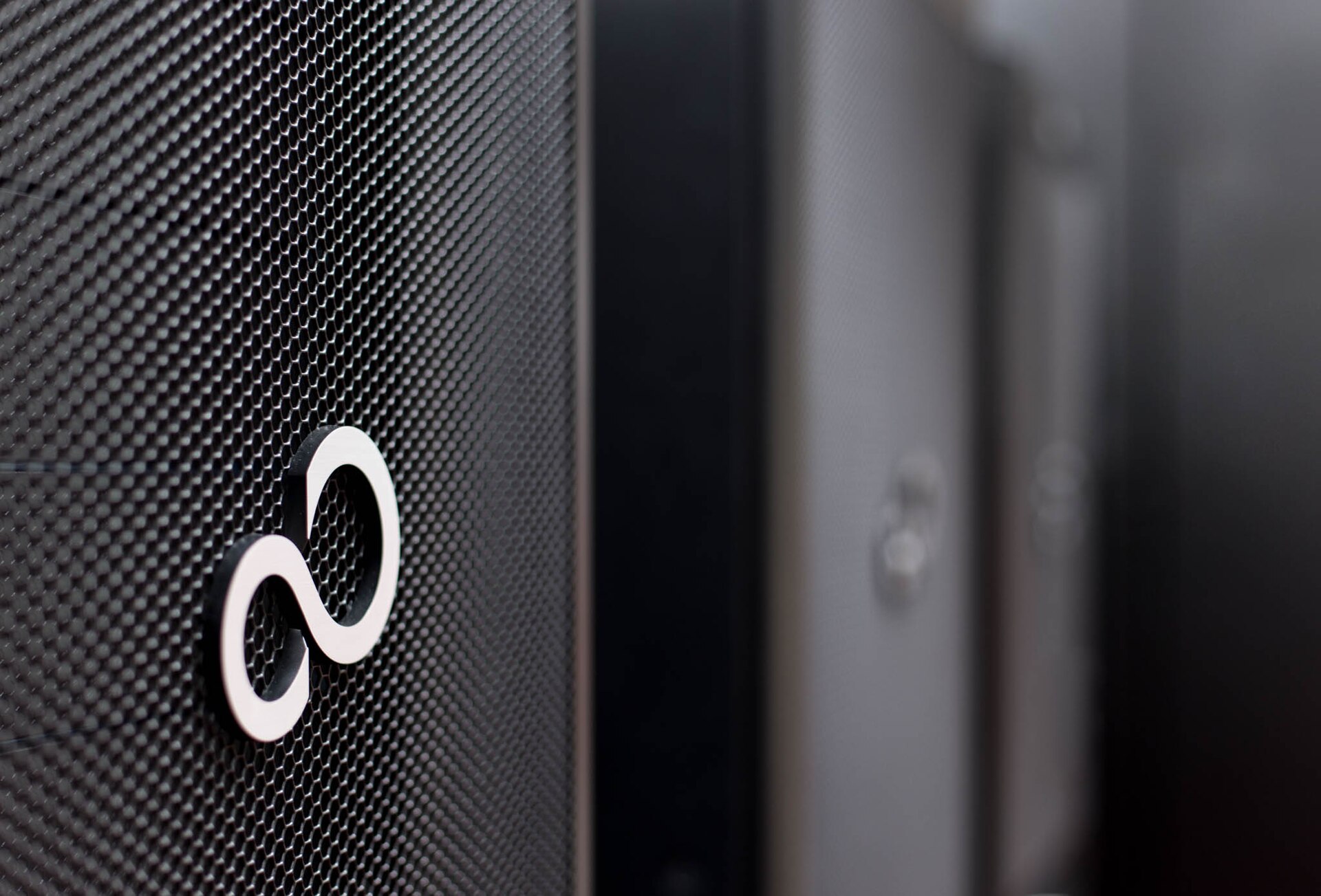 Serverschrank mit dicht verlegten Netzwerkkabeln und beschrifteten Anschlüssen in einem Technikraum