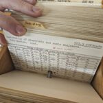 Hölzerner Zettelkatalog einer Bibliothek mit vielen beschrifteten Schubladen und Messinggriffen