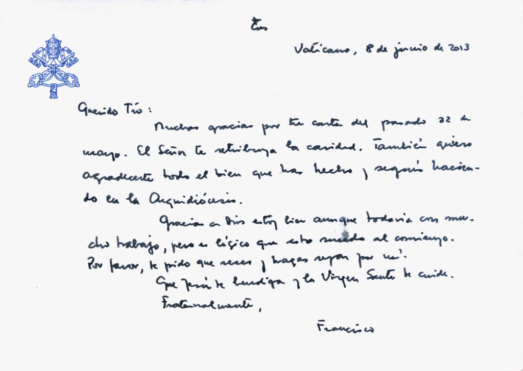 Ein Notizbuch mit handschriftlicher Aufgabenliste und abgehakten Zeilen neben einem Stift