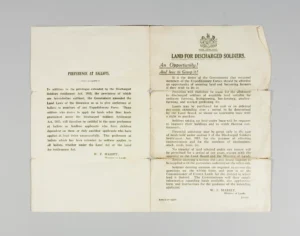 Ausgefülltes Antragsformular auf einem Schreibtisch, daneben ein Kugelschreiber und ein Stapel Unterlagen
