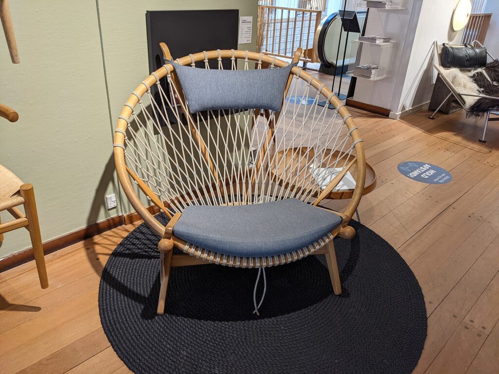 St&uuml;hle stehen im Kreis in einem leeren Raum mit hellen Fenstern