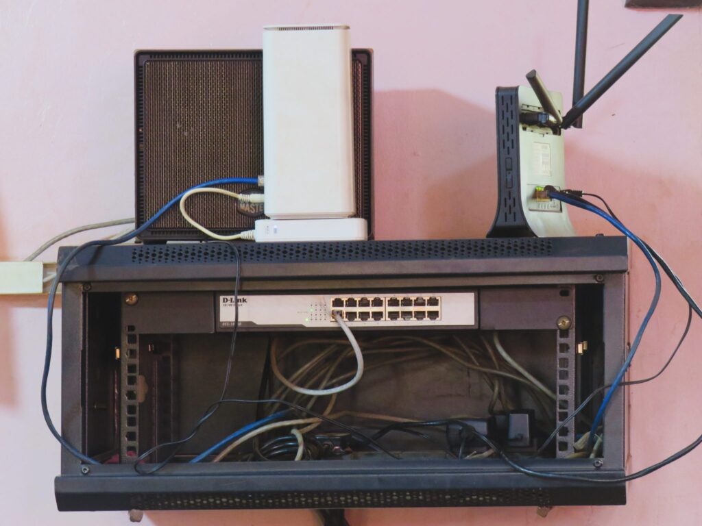 Die Anschlussreihe eines Netzwerkverteilers mit belegten und freien Buchsen