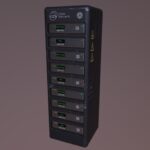 Ein Serverschrank mit vielen eingesteckten Netzwerkkabeln und leuchtenden Anzeigen im Rechenzentrum