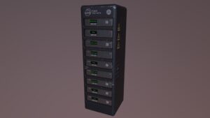 Netzwerkkabel in verschiedenen Farben führen zu den Anschlüssen eines Serverschranks