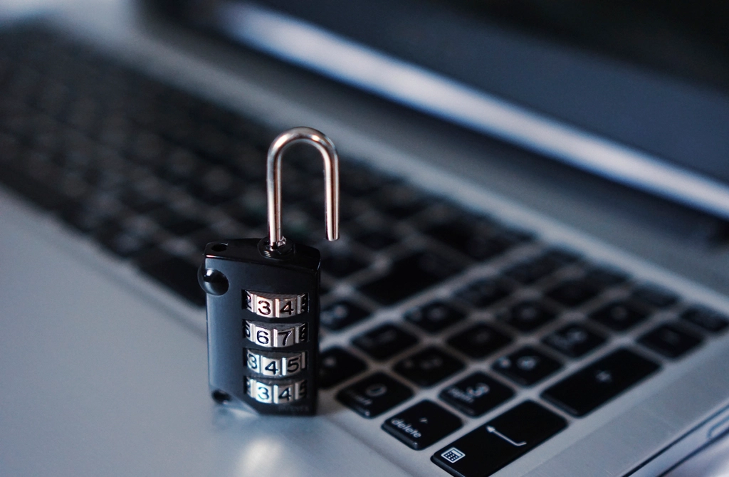 Ein kleines Vorh&auml;ngeschloss liegt auf einer geschlossenen Laptoptastatur
